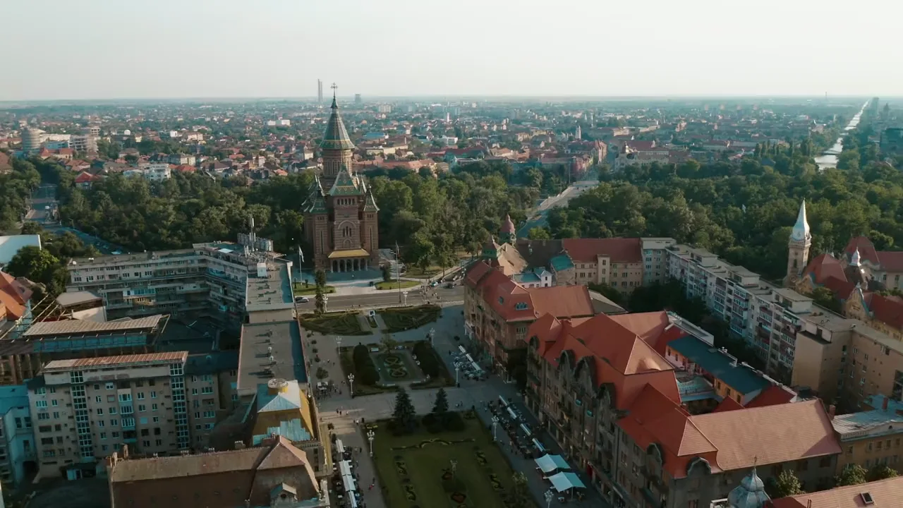 Vedere aeriană peste Piața Victoriei și Catedrala Mitropolitană din Timișoara