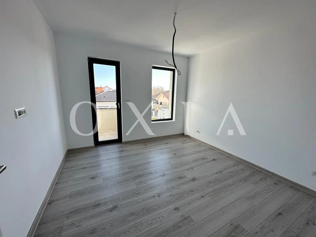 1/2 duplex, ocupabil imediat, perete dublu intre case !
