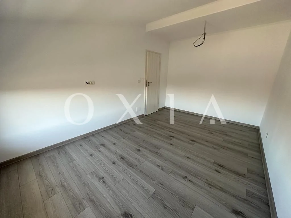 1/2 duplex, ocupabil imediat, perete dublu intre case !