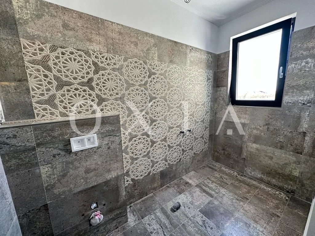 1/2 duplex, ocupabil imediat, perete dublu intre case !