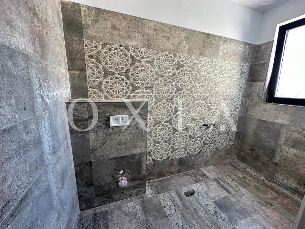 1/2 duplex, ocupabil imediat, perete dublu intre case !