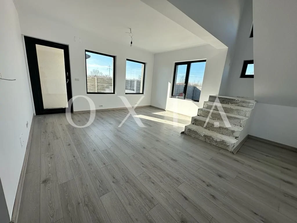 1/2 duplex, ocupabil imediat, perete dublu intre case !