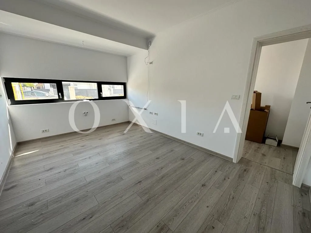 1/2 duplex, ocupabil imediat, perete dublu intre case !