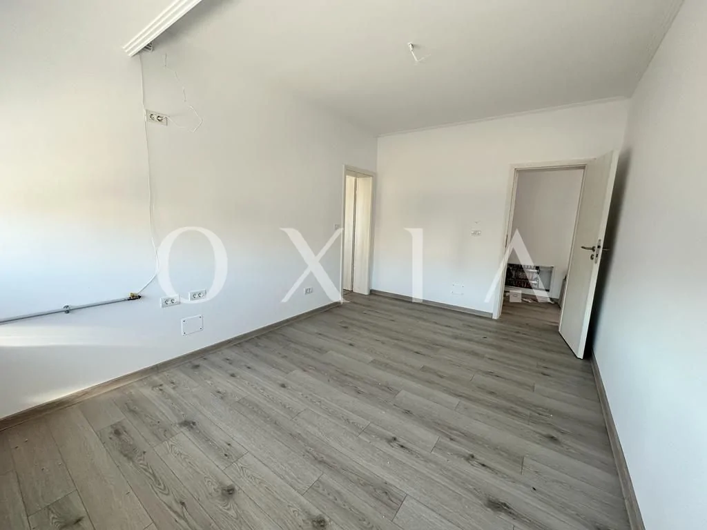 1/2 duplex, ocupabil imediat, perete dublu intre case !