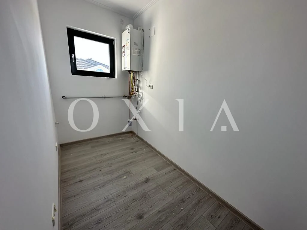 1/2 duplex, ocupabil imediat, perete dublu intre case !