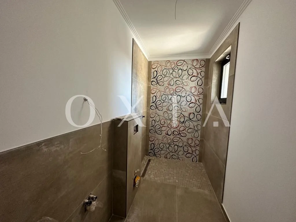 1/2 duplex, ocupabil imediat, perete dublu intre case !
