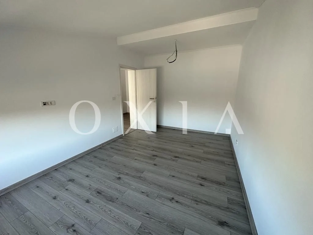 1/2 duplex, ocupabil imediat, perete dublu intre case !