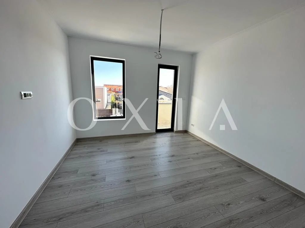 1/2 duplex, ocupabil imediat, perete dublu intre case !