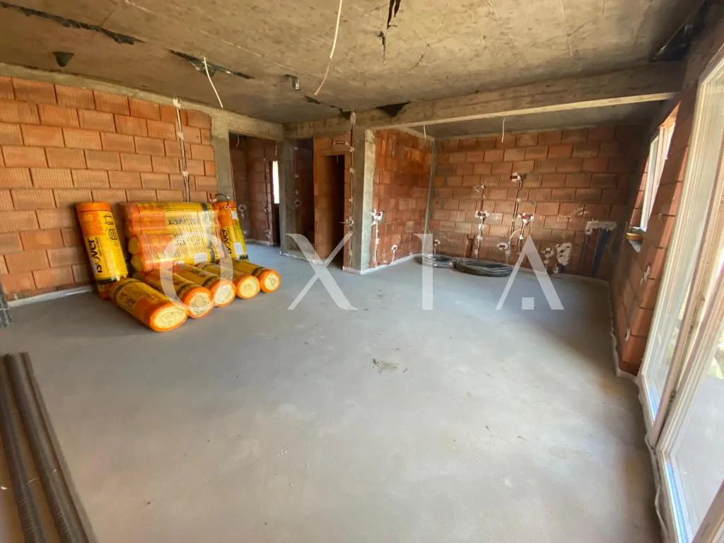 1/2duplex in vatra satului, dormitor pe parter.