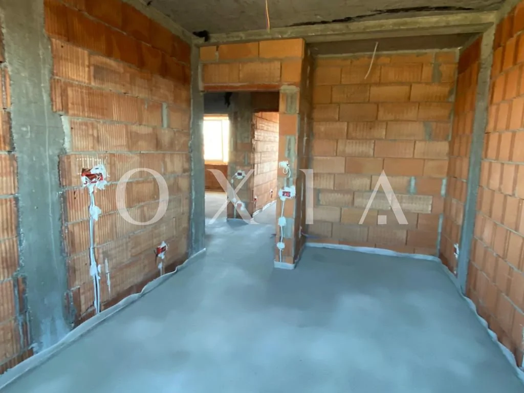 1/2duplex in vatra satului, dormitor pe parter.