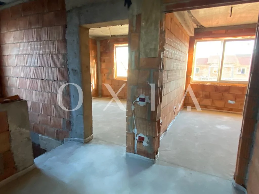 1/2duplex in vatra satului, dormitor pe parter.