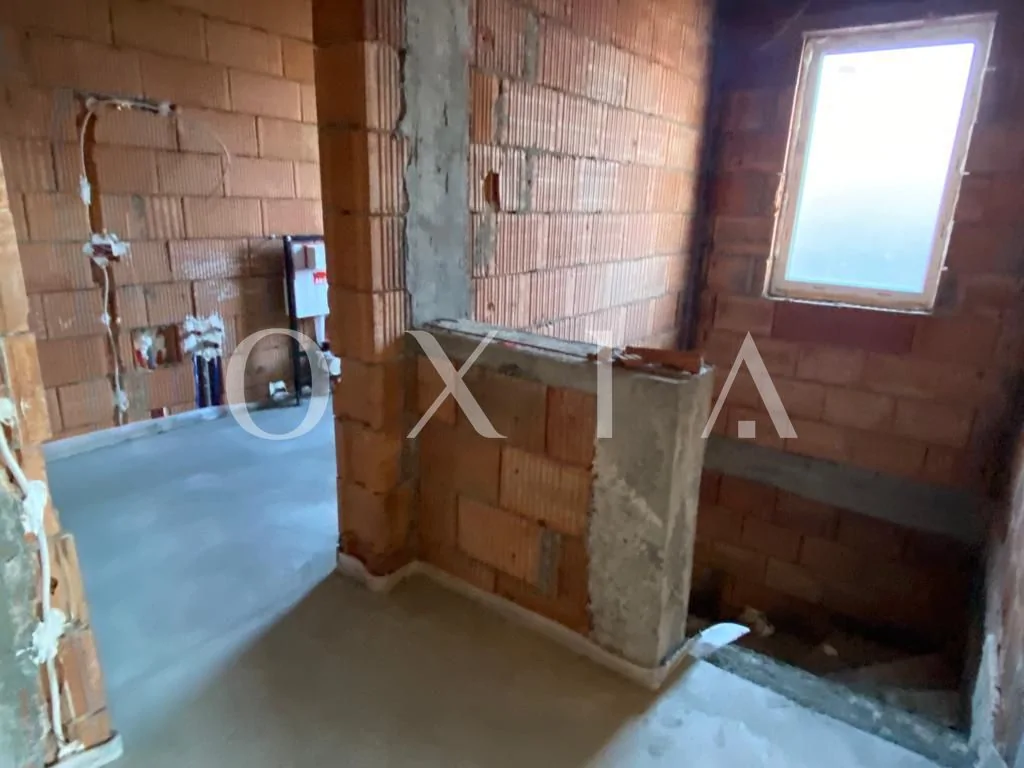 1/2duplex in vatra satului, dormitor pe parter.