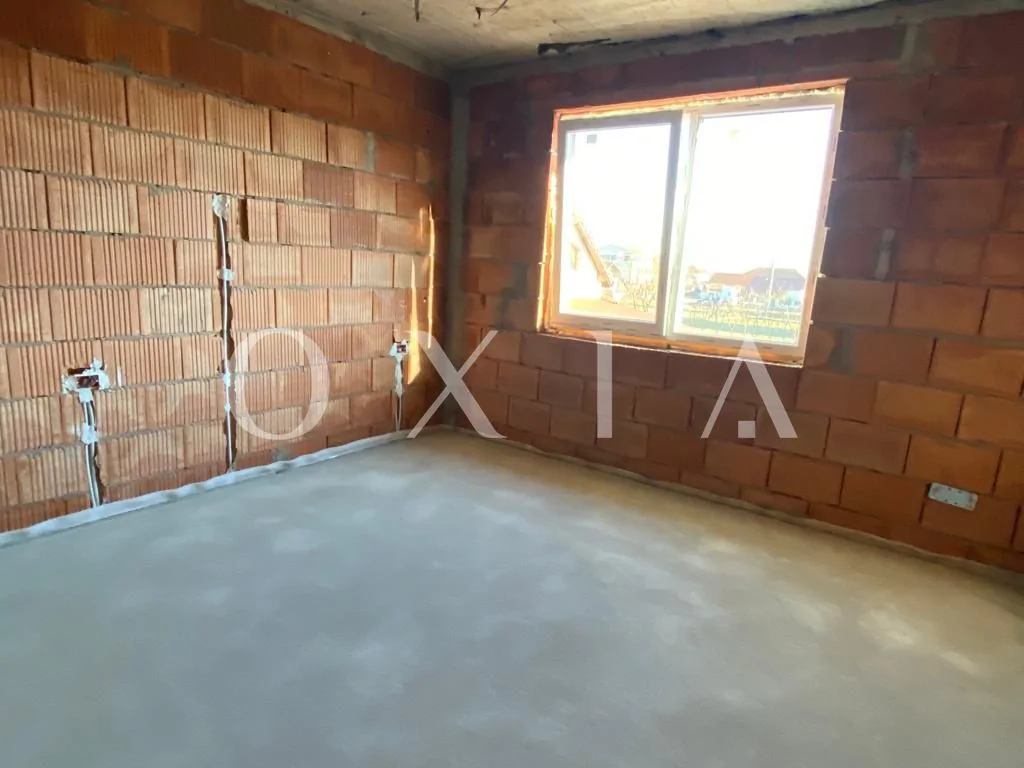 1/2duplex in vatra satului, dormitor pe parter.