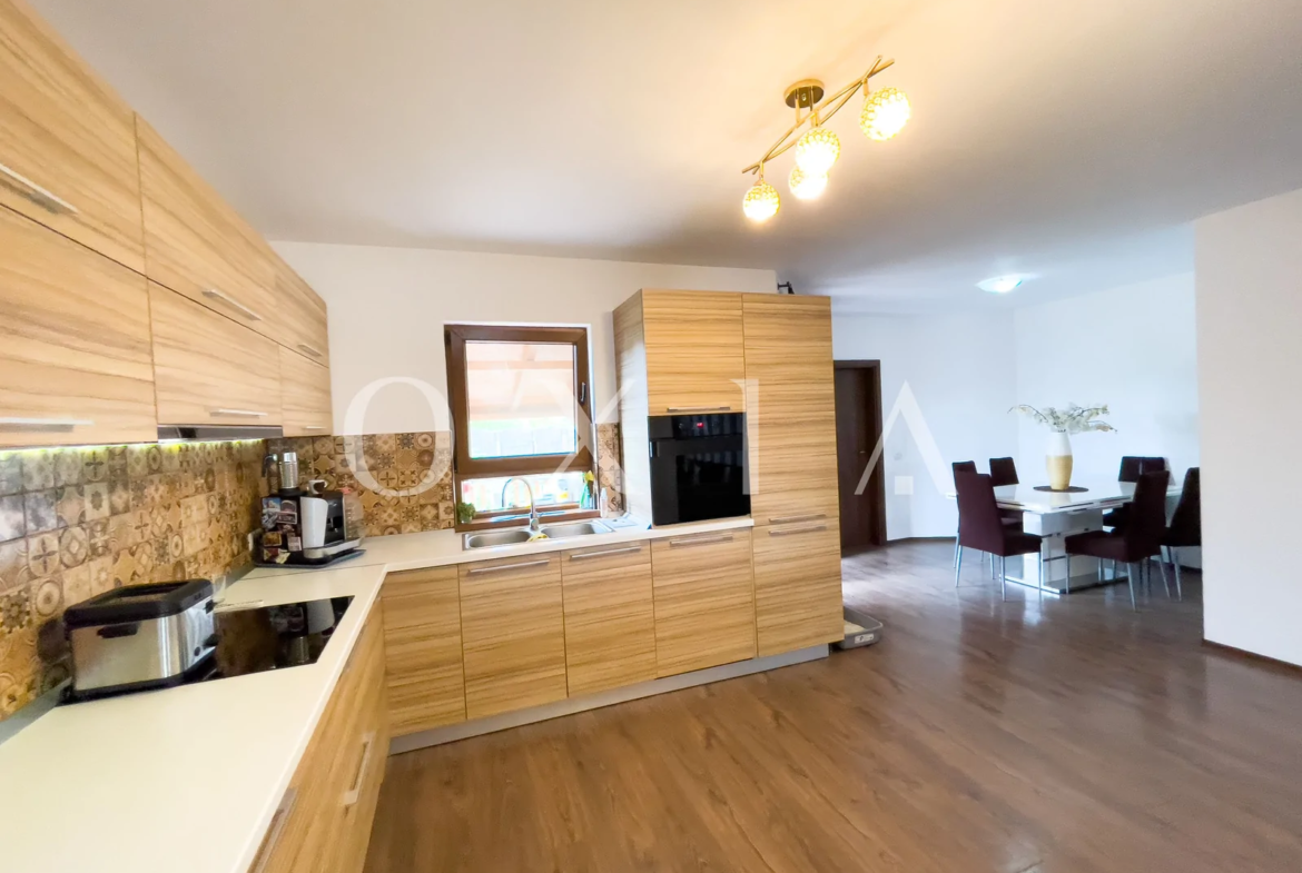 Casa pe parter cu garaj dublu, teren generos.