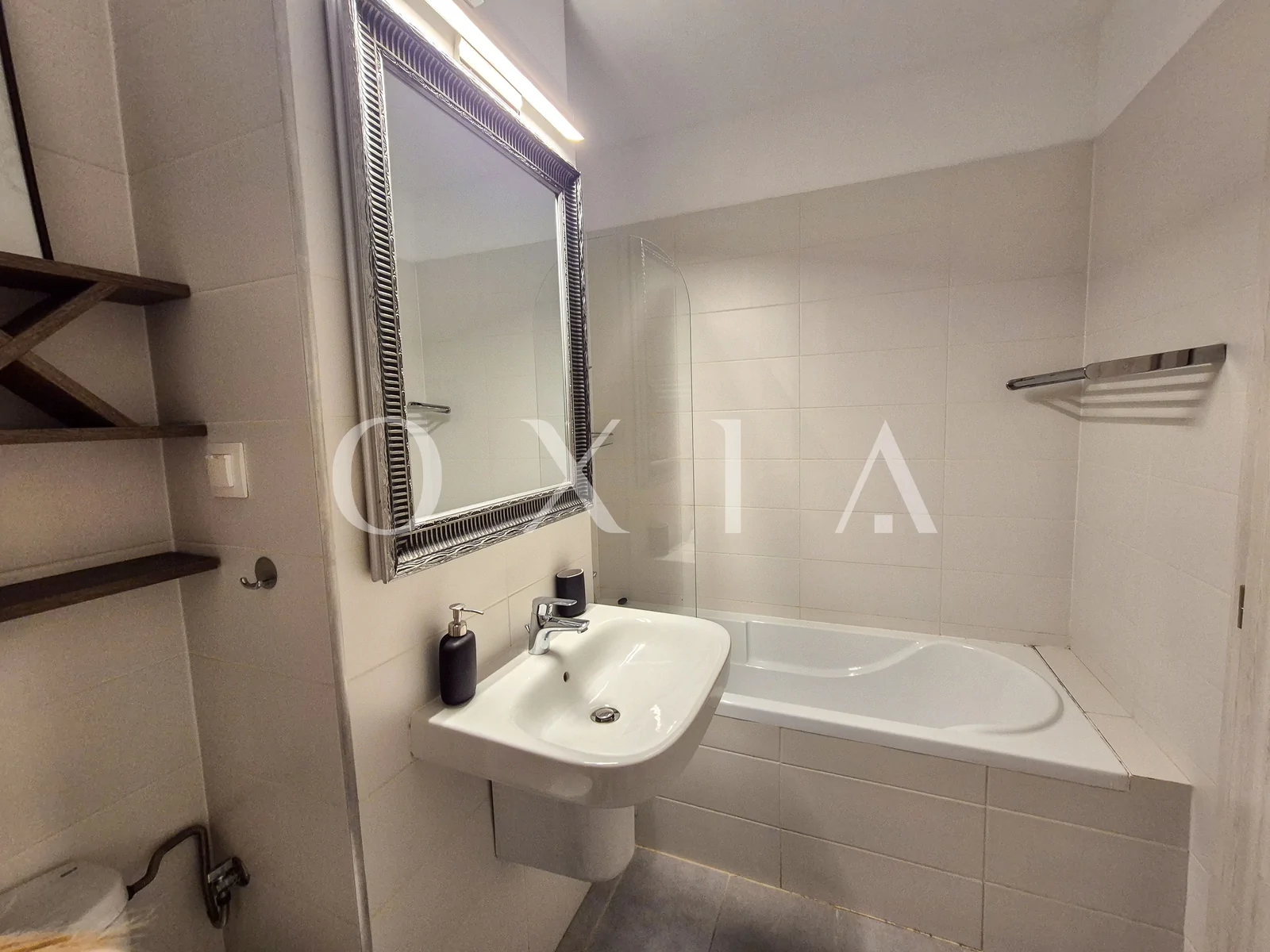 City of Mara, Mobilat si Utilat
