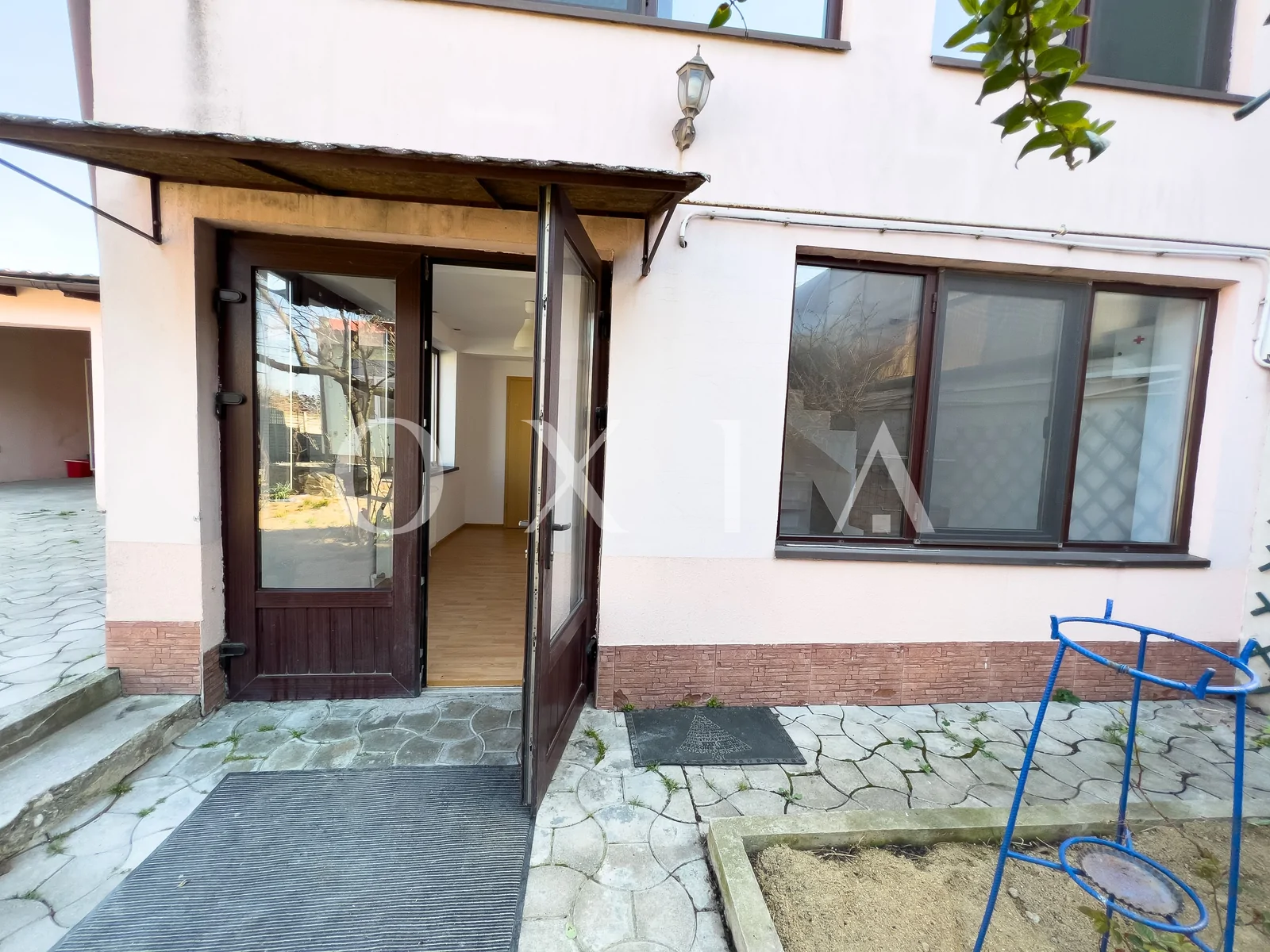 Buziasului, Imobil Pretabil Pentru Diverse Activitati, Renovat