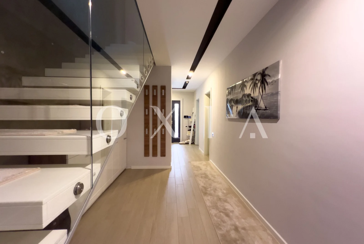 Casa exclusivista cu piscina in Chisoda