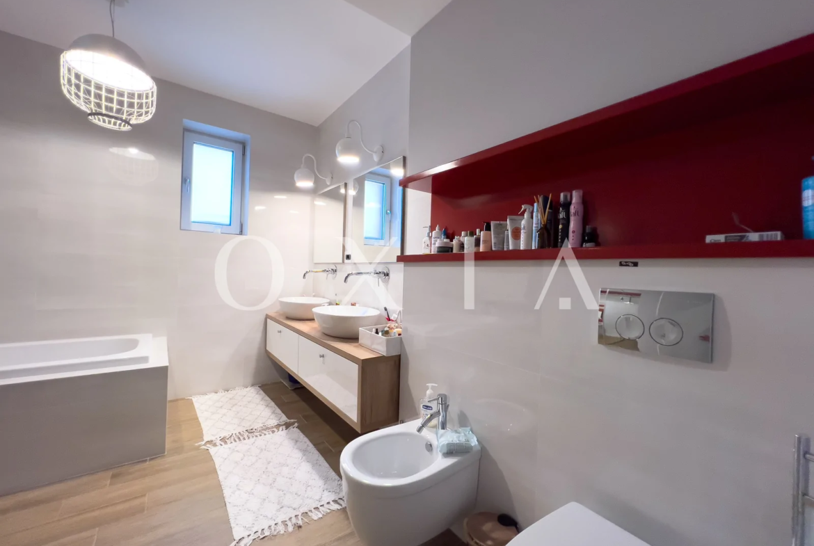 Casa exclusivista cu piscina in Chisoda