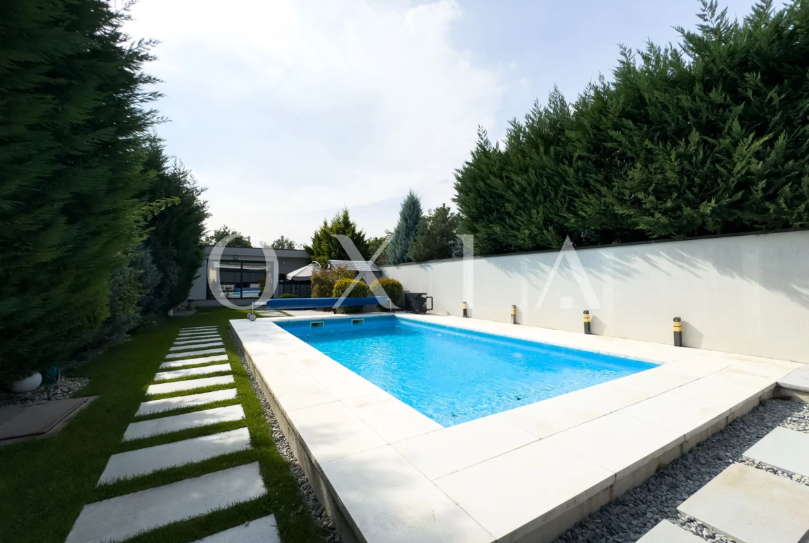 Casa exclusivista cu piscina in Chisoda