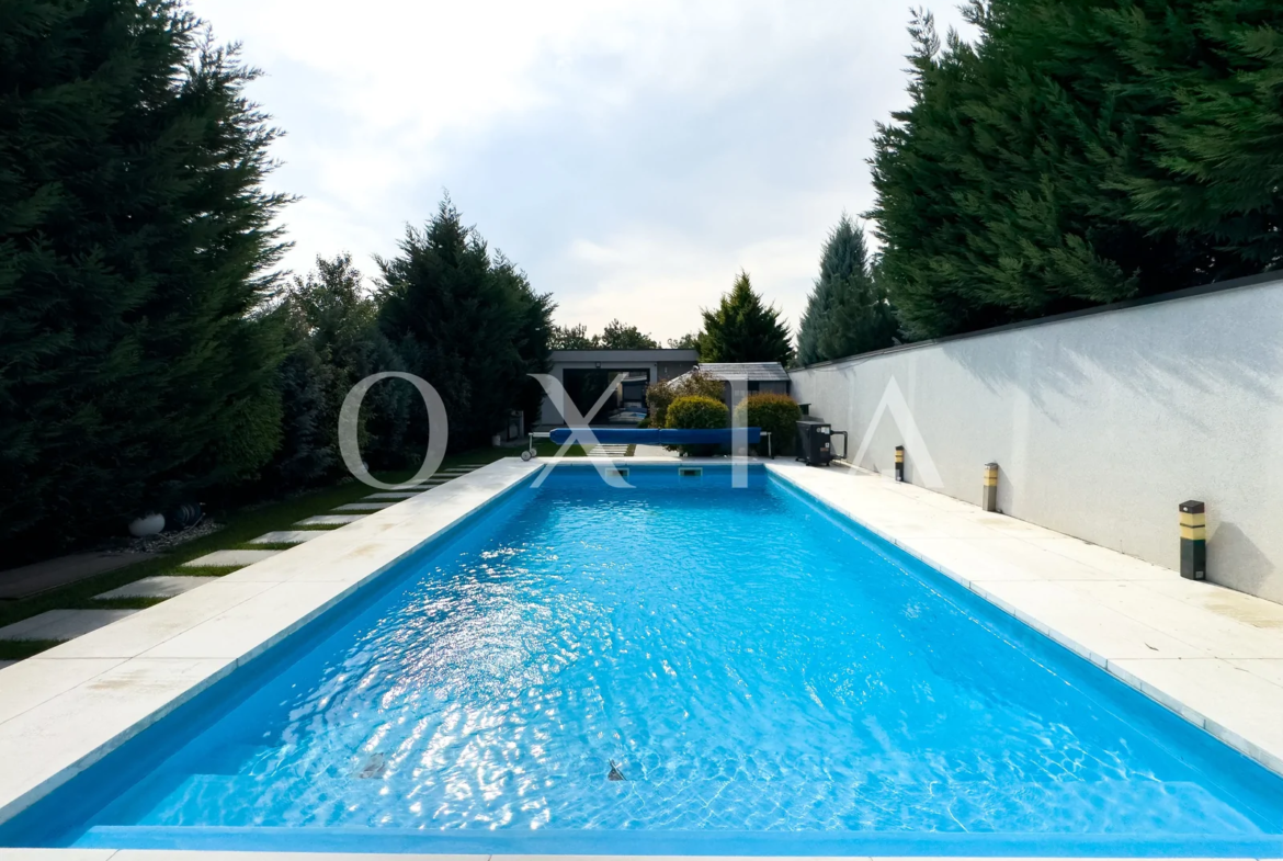 Casa exclusivista cu piscina in Chisoda
