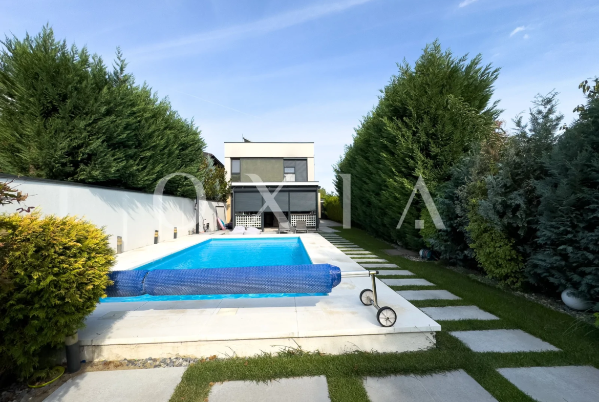 Casa exclusivista cu piscina in Chisoda