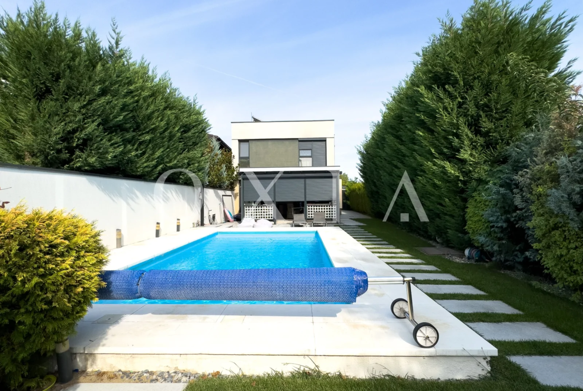 Casa exclusivista cu piscina in Chisoda
