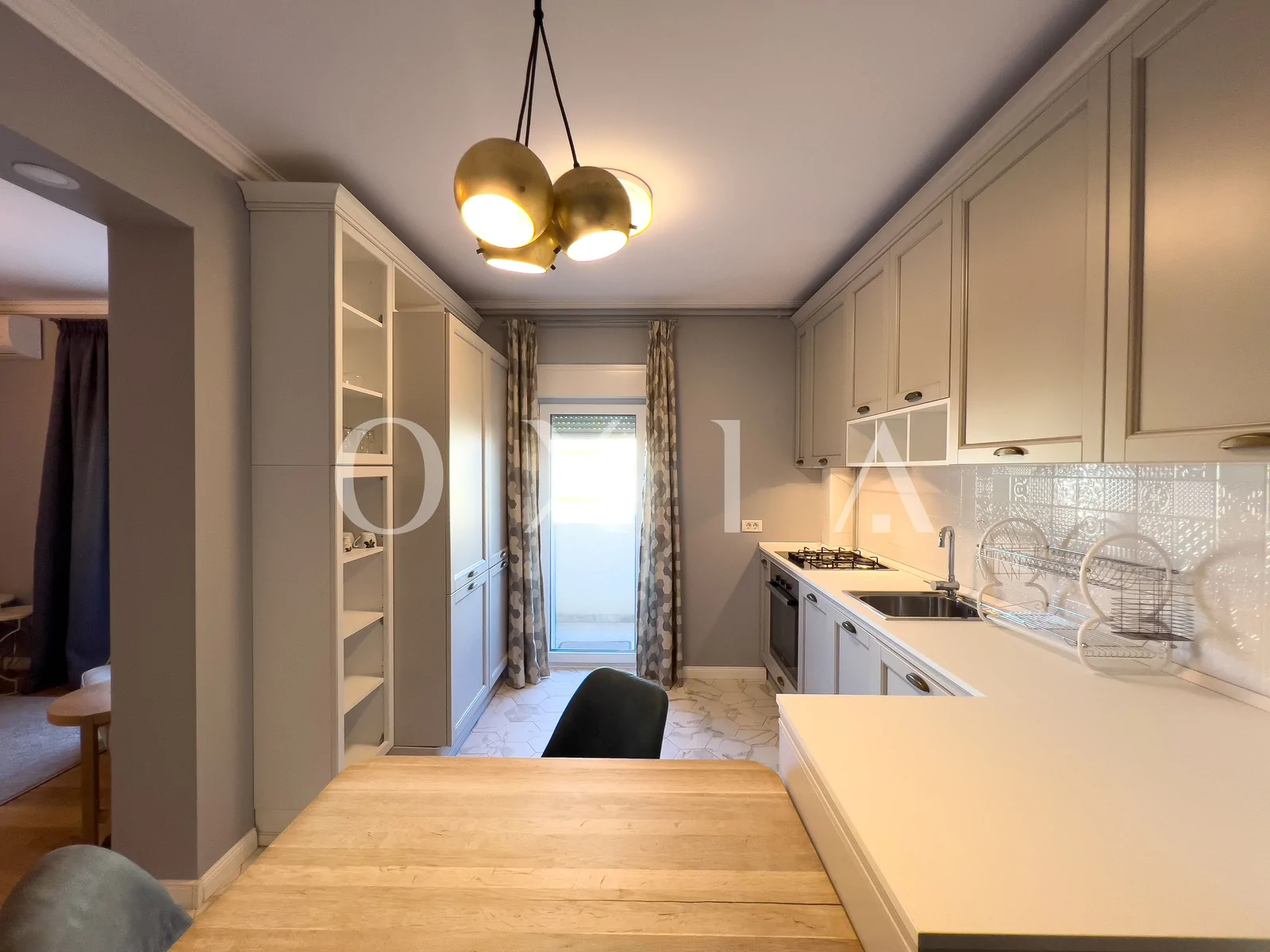 Giroc, Hotel IQ, Amenajari Moderne