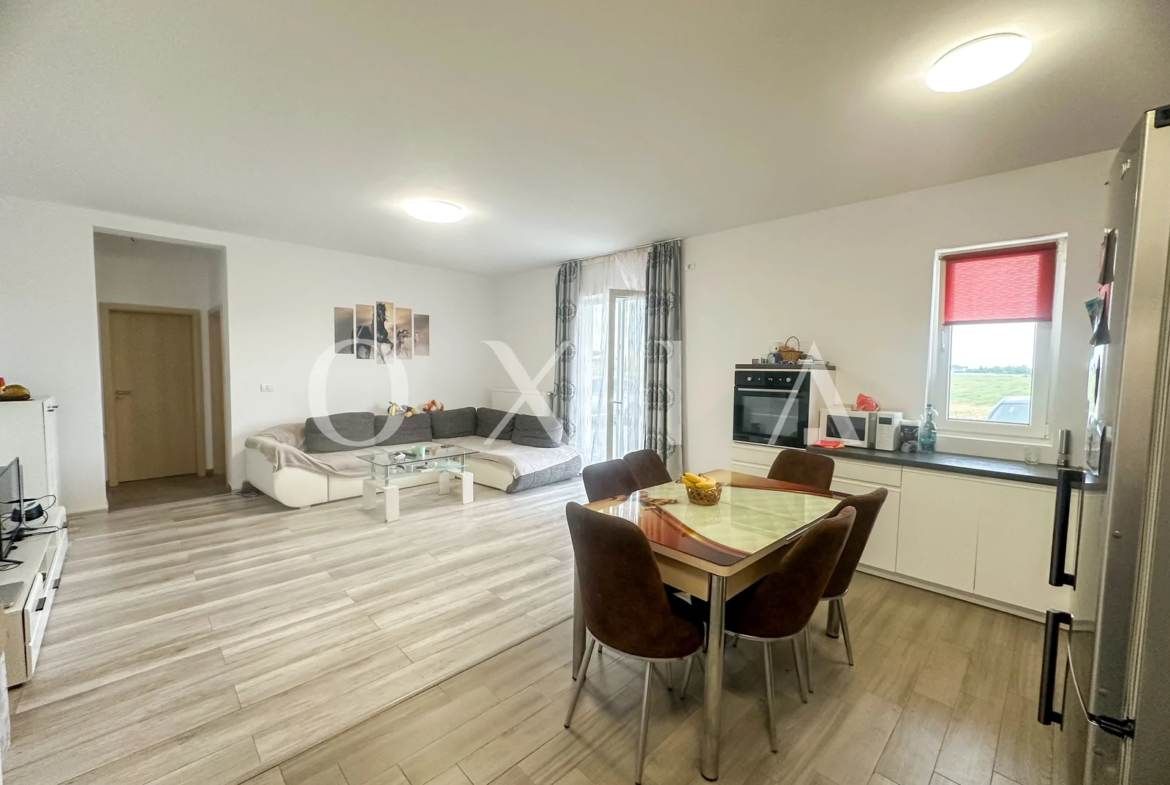 Giroc-Hotel IQ , Mobilat-Utilat, Gradina proprie