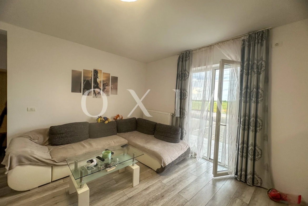 Giroc-Hotel IQ , Mobilat-Utilat, Gradina proprie