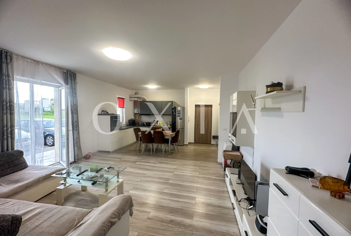 Giroc-Hotel IQ , Mobilat-Utilat, Gradina proprie