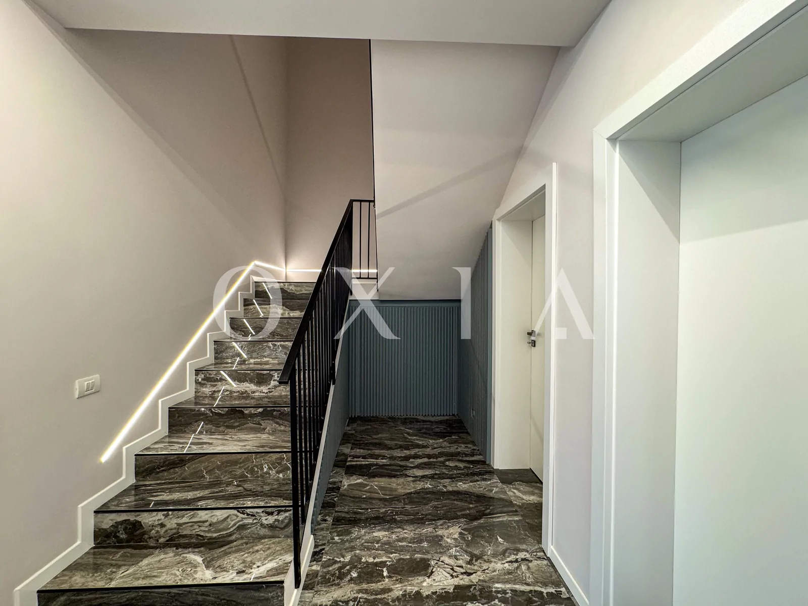 exclusivitate-casa-moderna-cu-4-dormitoare-si-curte-amenajata-17