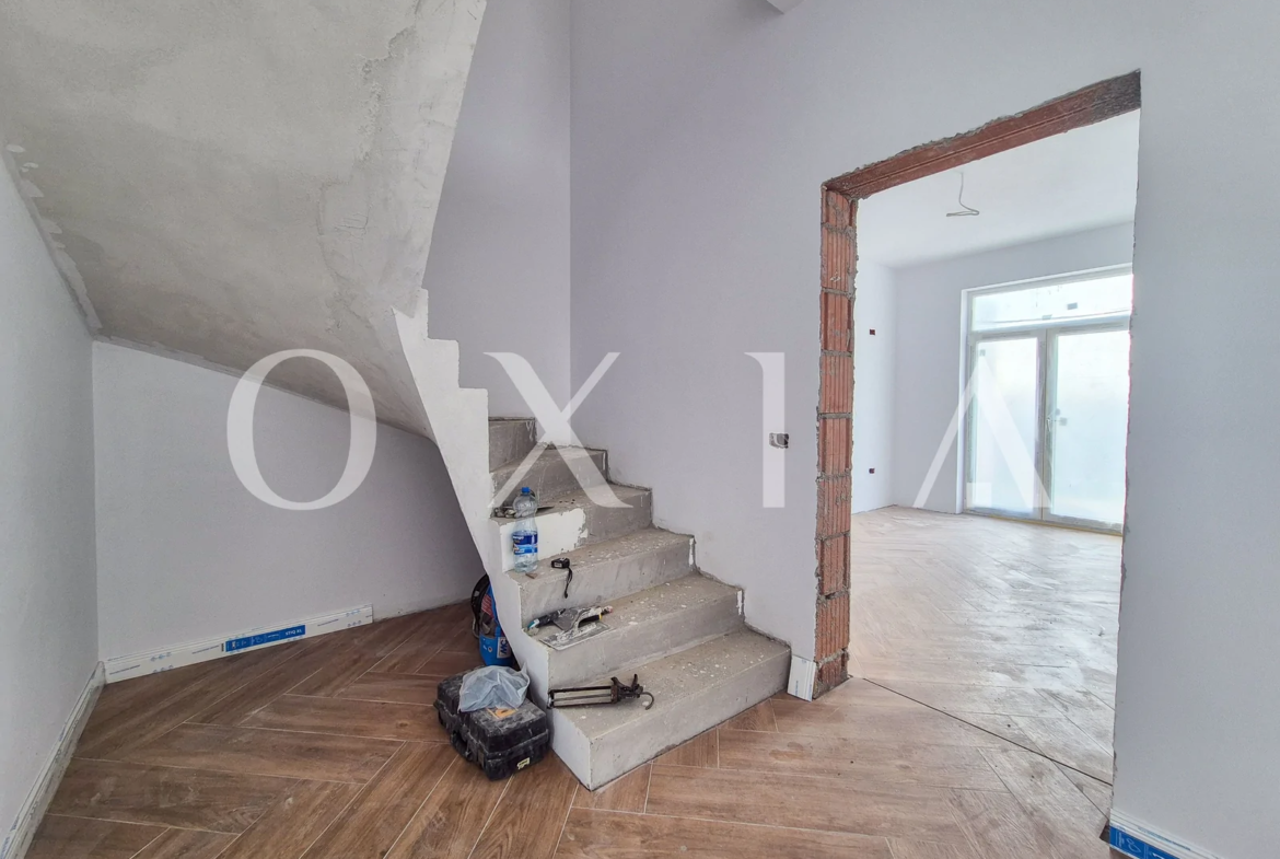 Mosnita Noua, 1/2 Duplex Despartit Prin Camera Tehnica