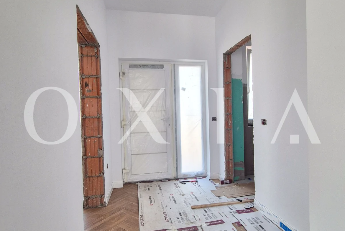 Mosnita Noua, 1/2 Duplex Despartit Prin Camera Tehnica