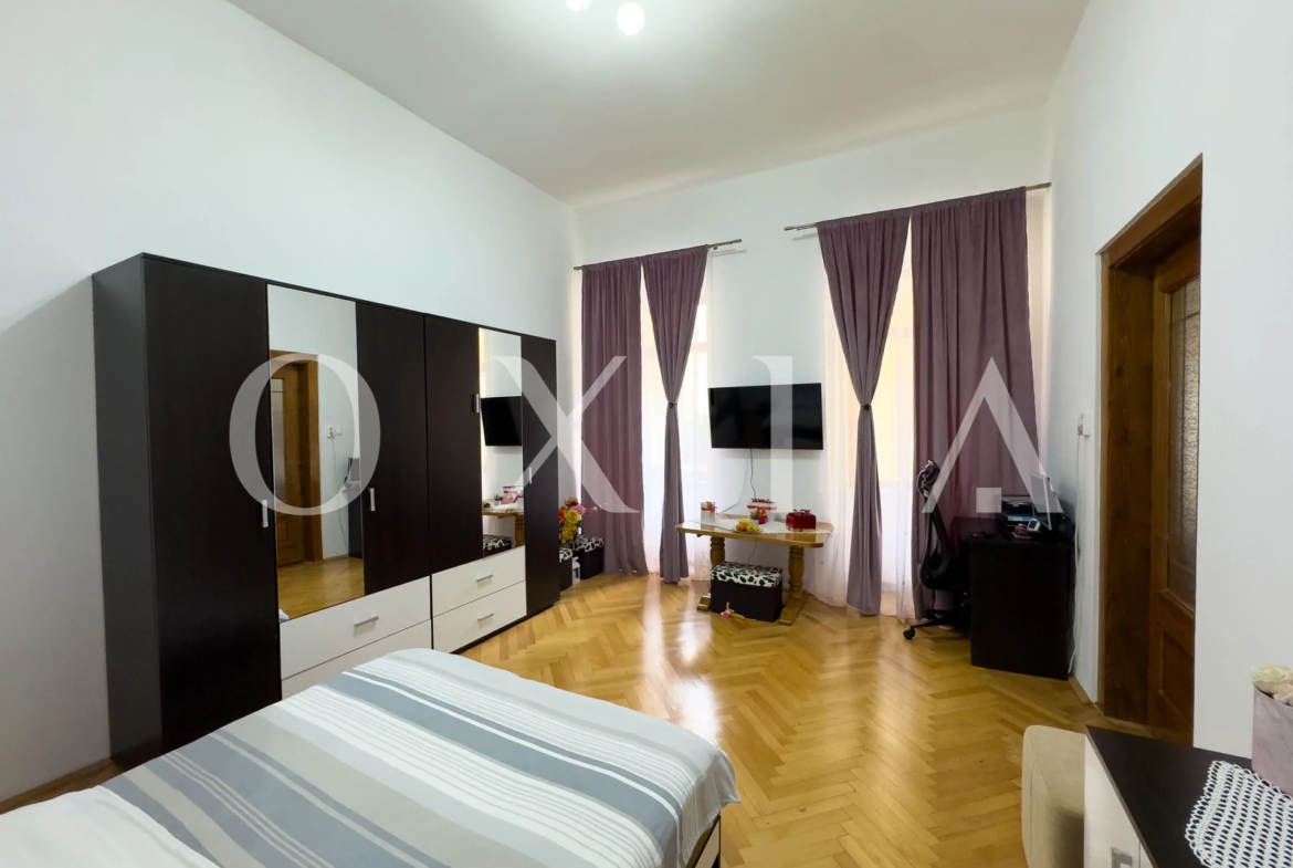Piata Unirii, Etaj 1, Ideal Pentru Investitie