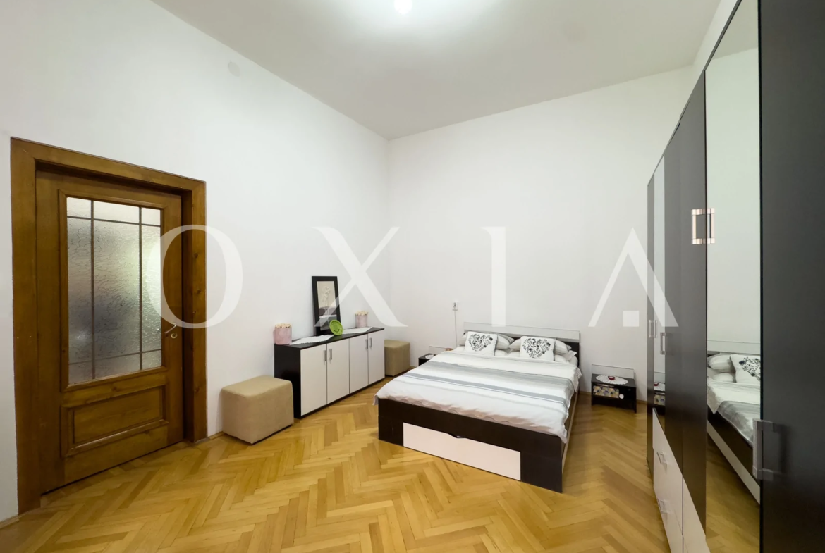 Piata Unirii, Etaj 1, Ideal Pentru Investitie