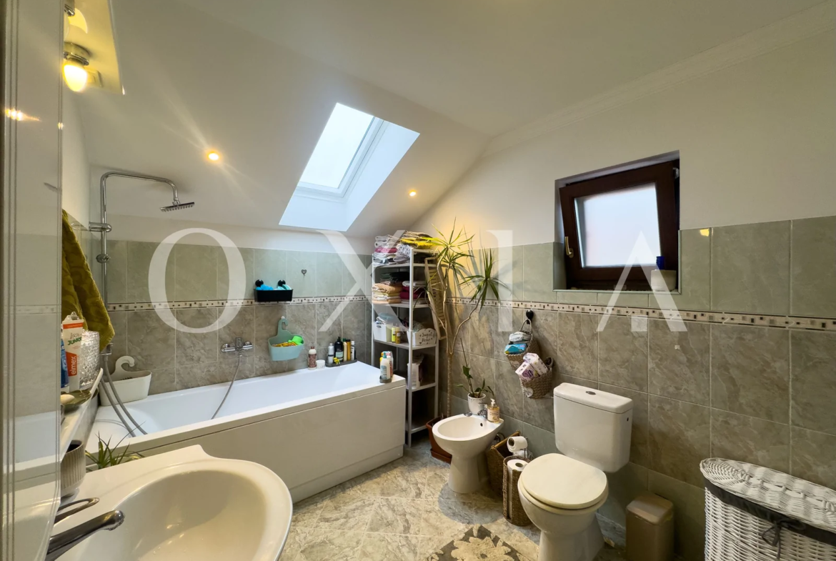 Casa Individuala Cu Garaj – Pozitie Excelenta
